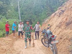 Personil Polsek Mamasa dan Koramil Mamasa Bersama Warga di Desa Lisuan Ada’ Bersihkan Jalan Akibat Longsor