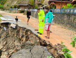 Bhabinkamtibmas Polsek Mamasa Monitoring Longsor di Jalan Poros Malabo-Mambi