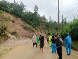Personil Polsek Mamasa Monitoring Longsor Tutup Jalan Poros Mamasa-Polewali Akses Terputus Total