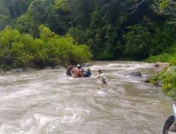 Aksi Heroik Bhabinkamtibmas Briptu Nur Alam Bantu Warga Menyebrangi Sungai Meluap di Ulumanda