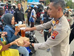 Kapolres Majene Berbagi Takjil Gratis kepada Pengendara dan Tukang Becak di Bulan Ramadhan