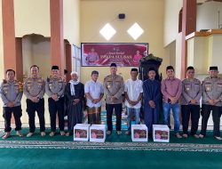 Safari Jumat Ramadhan, Kapolda Sulbar Berbagi Sembako dengan Jamaah Masjid Nurul Hikmah Simboro
