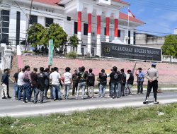 Polres Majene Amankan Aksi Damai KAMRI di Depan Kantor Kejaksaan