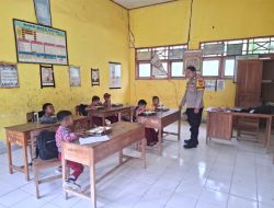 Bhabinkamtibmas Polsek Pamboang dan Babinsa Pantau Pemberian Makan Bergizi Gratis di Desa Adolang Dhua