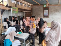 Bentuk Dukungan Cegah Stunting, Bhabinkamtibmas Polsek Banggae Dampingi Kegiatan Posyandu Mekar Sari